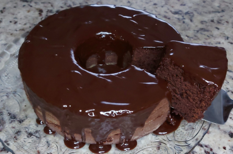 Bolo fofinho de chocolate com calda deliciosa