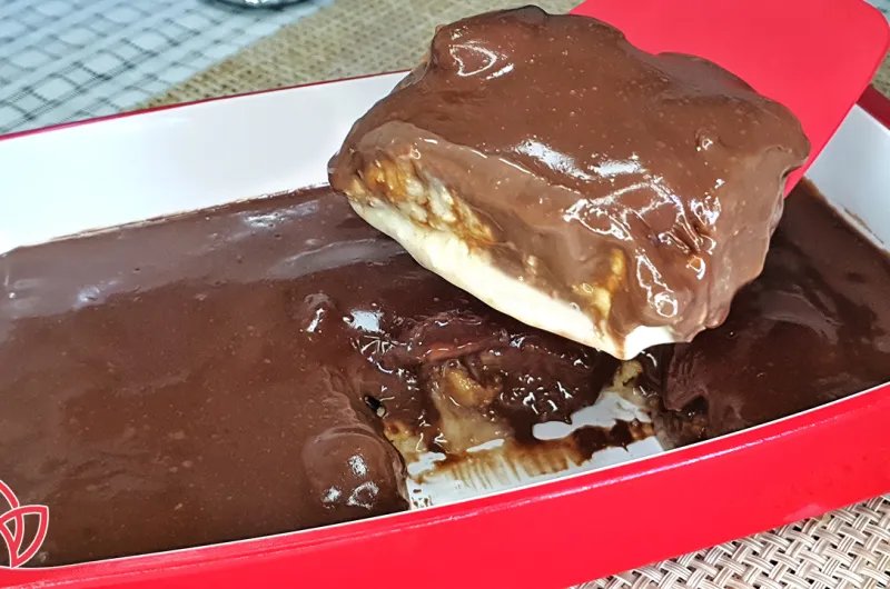 Pavê de chocolate e coco com biscoito maizena