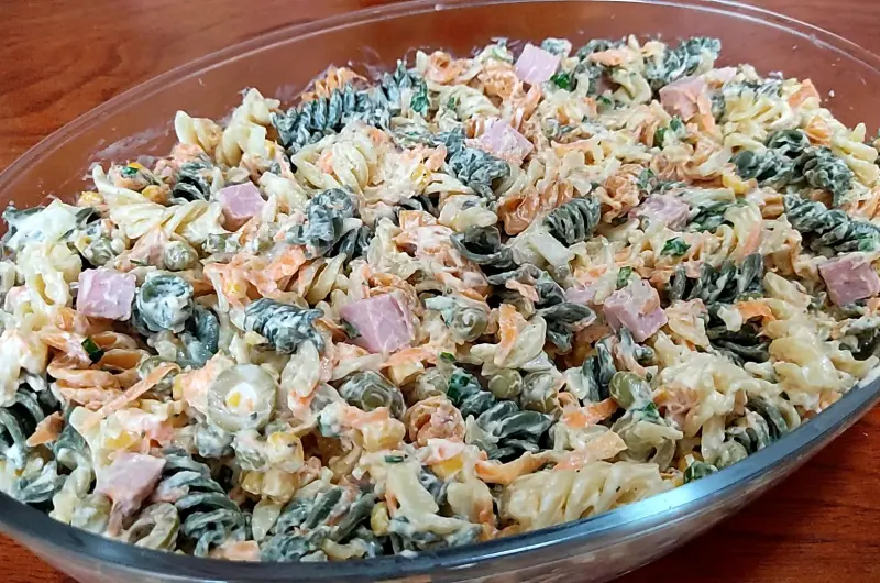 Salada de macarrão completa