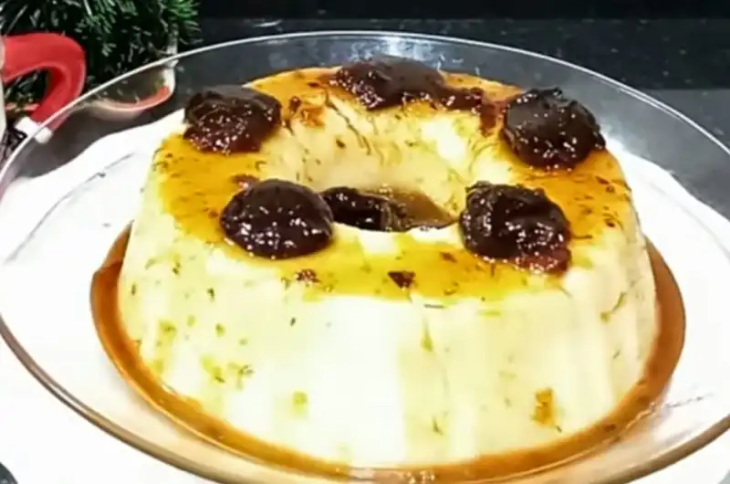 Manjar de Massa Puba com Calda de Ameixa