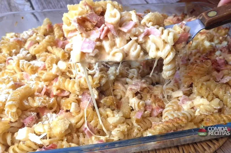 Salada de macarrão com presunto e queijo gratinada